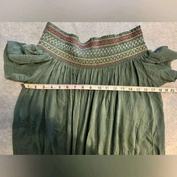 Francesca’s green off the shoulder blouse size S - Picture 3 of 7